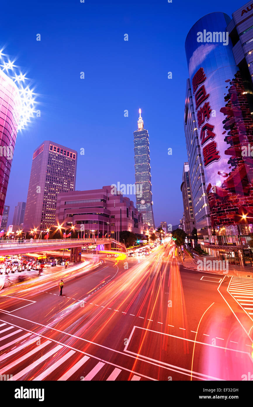 Taipei, Taiwan - Dec 30, 2014 : Taipei, Xinyi District de nuit (y compris Taipei 101). Le Xinyi District est le siège de l'At Banque D'Images