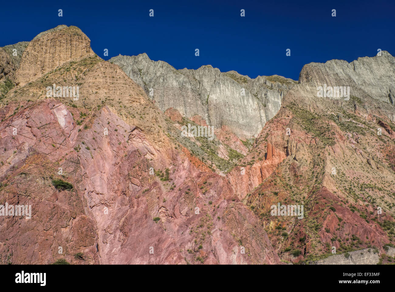 Falaises colorées dans la vallée Quebrada de Humahuaca en Argentine, province de Jujuy Banque D'Images