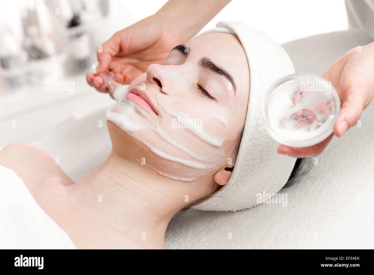 Young woman peeling masque mousse l'application sur le visage Banque D'Images