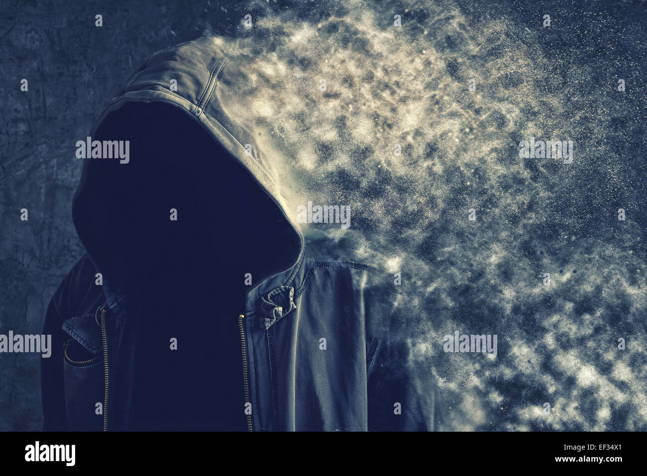 Inconnu sans visage et sans identité homme méconnaissable se désintégrer et s'évanouissant dans les particules de poussière, la dissolution de la vie c Banque D'Images