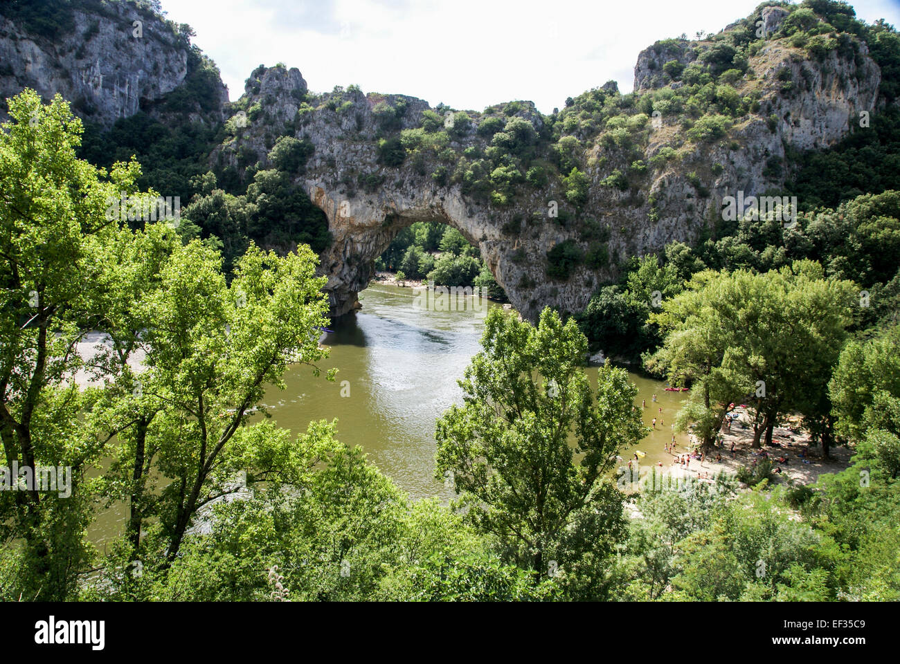 Pont d'arc pont naturel sur la gorge de la rivière Ardèche, Provence, France Banque D'Images