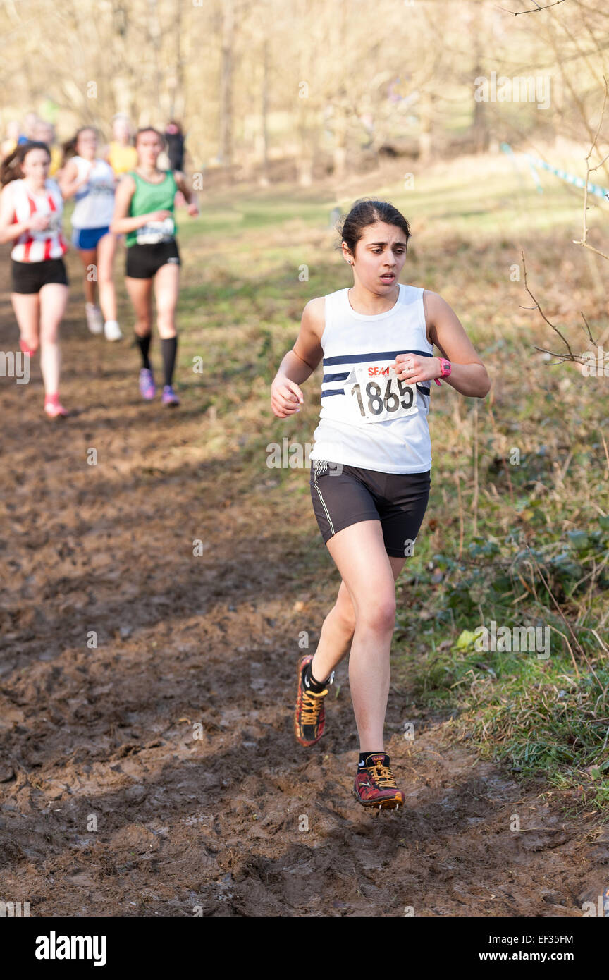 Détermination est illustré sur une pente de colline boueuse dans une course de cross-country leader dans le domaine de l'ossature Banque D'Images Détermination est illustré sur une pente de colline boueuse dans une course de cross-country leader dans le domaine de l'ossature Banque D'Images