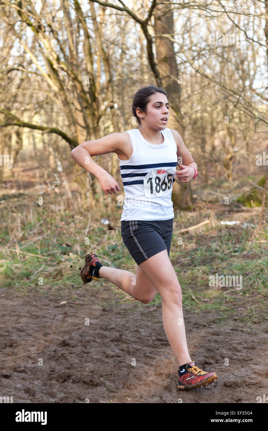Détermination est illustré sur une pente de colline boueuse dans une course de cross-country leader dans le domaine de l'ossature Banque D'Images Détermination est illustré sur une pente de colline boueuse dans une course de cross-country leader dans le domaine de l'ossature Banque D'Images