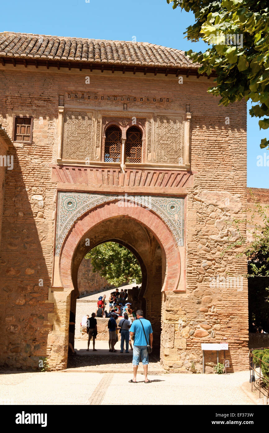 Granada, Espagne - 14 août 2011 : Porte du Vin (Puerta del Vino), qui mène à l'Alcazaba de l'Alhambra Banque D'Images