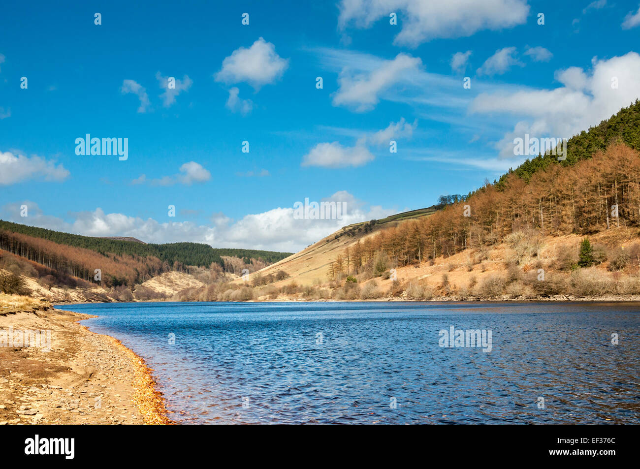 Woodlands valley et Ladybower reservoir sur une journée de printemps ensoleillée avec ciel bleu. Banque D'Images