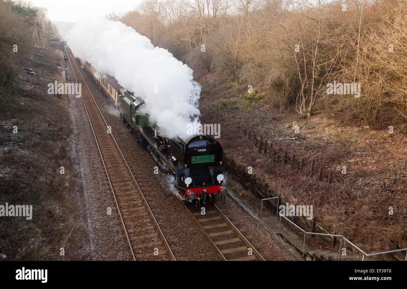 Belmond British Pullman dirigé par le Clan des vitesses de ligne 35028 grâce à une coupe sur son midi Reigate tour circulaire de Surrey Banque D'Images