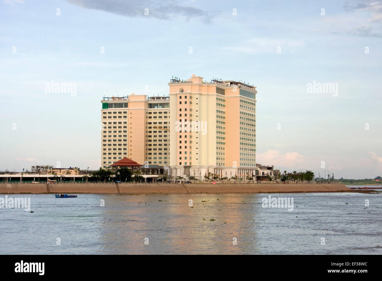 Le Sokha Hôtel est un bâtiment moderne de l'évolution du développement le paysage urbain sur la rive du Mékong à Phnom Penh, Cambodge. Banque D'Images