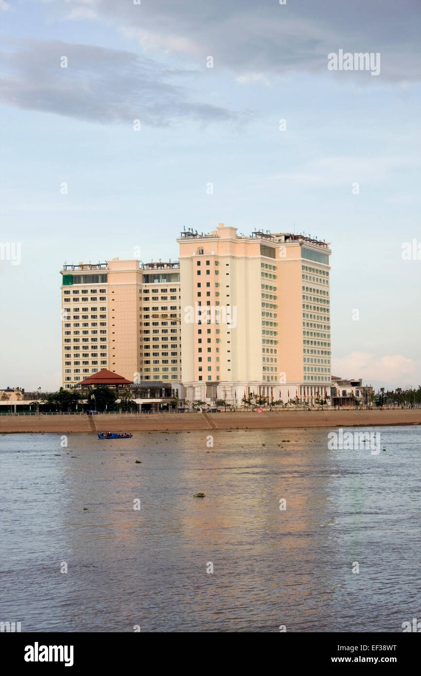 Le Sokha Hôtel est un bâtiment moderne de l'évolution du développement le paysage urbain sur la rive du Mékong à Phnom Penh, Cambodge. Banque D'Images