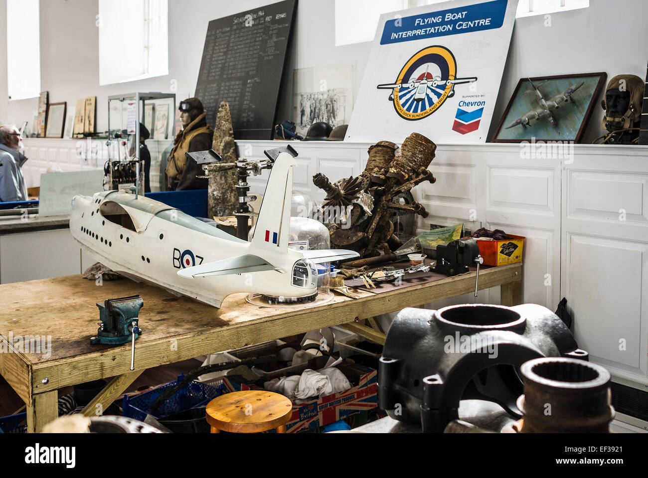 Expositions à l'intérieur de l'hydravion Sunderland museum à Pembroke Dock South Wales UK Banque D'Images