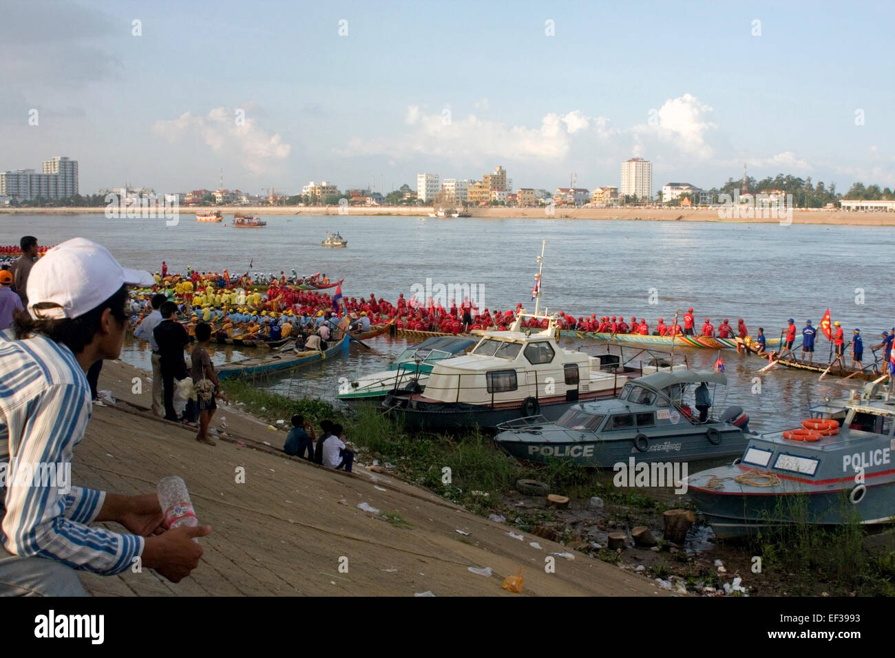 Les hommes sont assis dans des bateaux de course lors de l'Assemblée Phnom Penh Fête de l'eau sur le Mékong à Phnom Penh, Cambodge. Banque D'Images