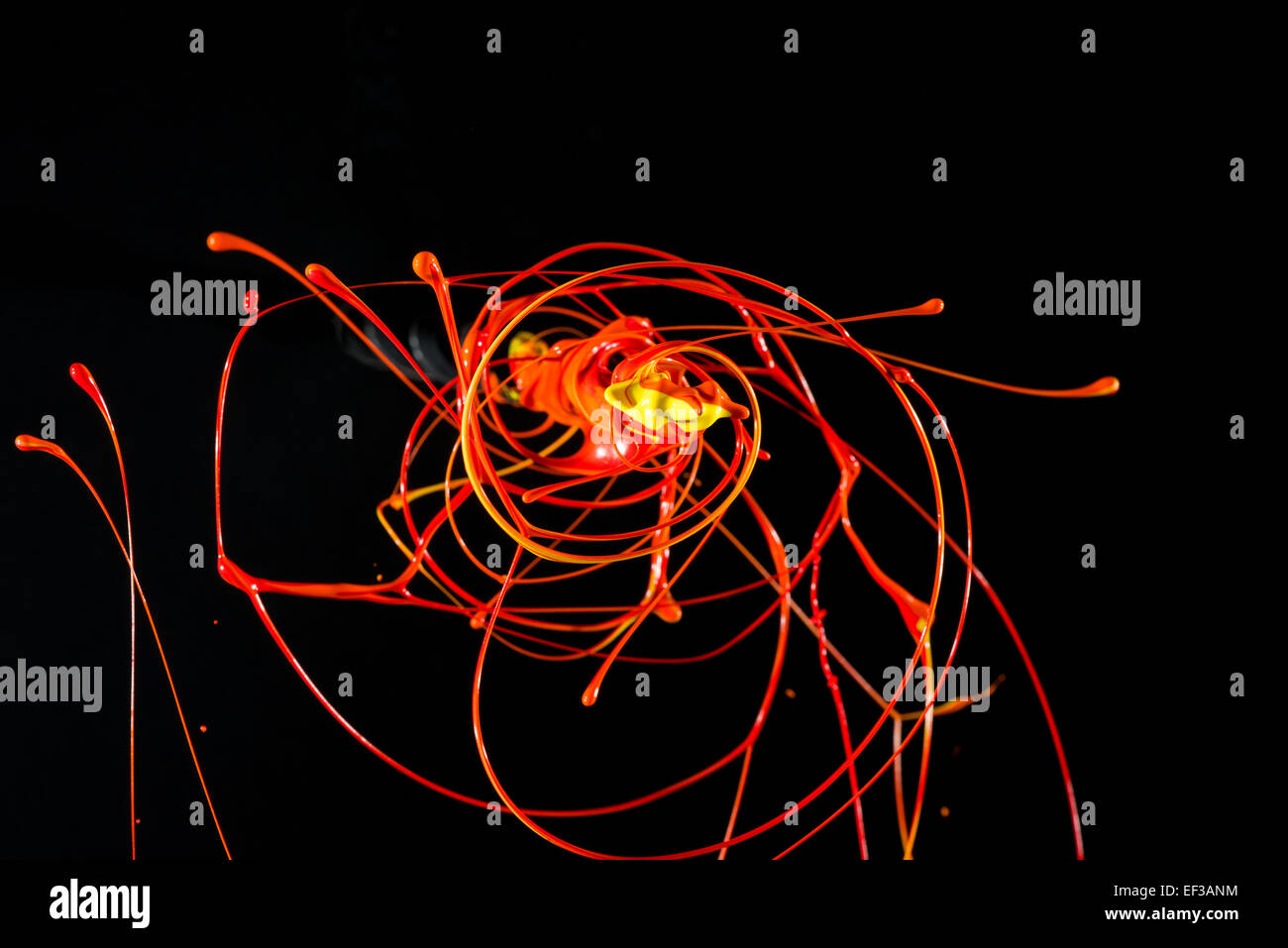 Tourner à grande vitesse des sentiers streaming liquide couleur faire vortex forme en spirale en raison d'action centrifuge mess éclaboussures Banque D'Images