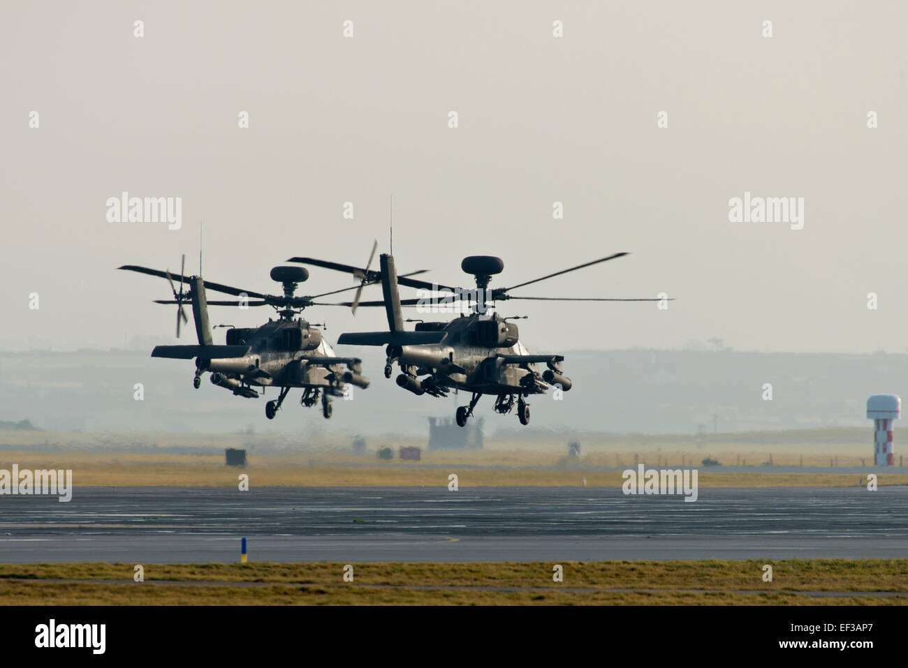 Les hélicoptères Apache formation à RAF Valley Anglesey au nord du Pays de Galles UK Banque D'Images