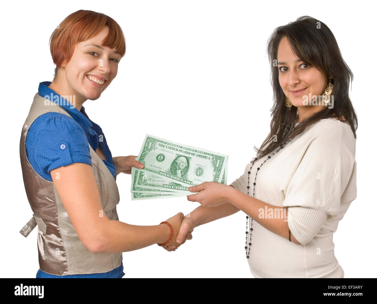 Deux femmes se serrer la main en maintenant l'argent Banque D'Images