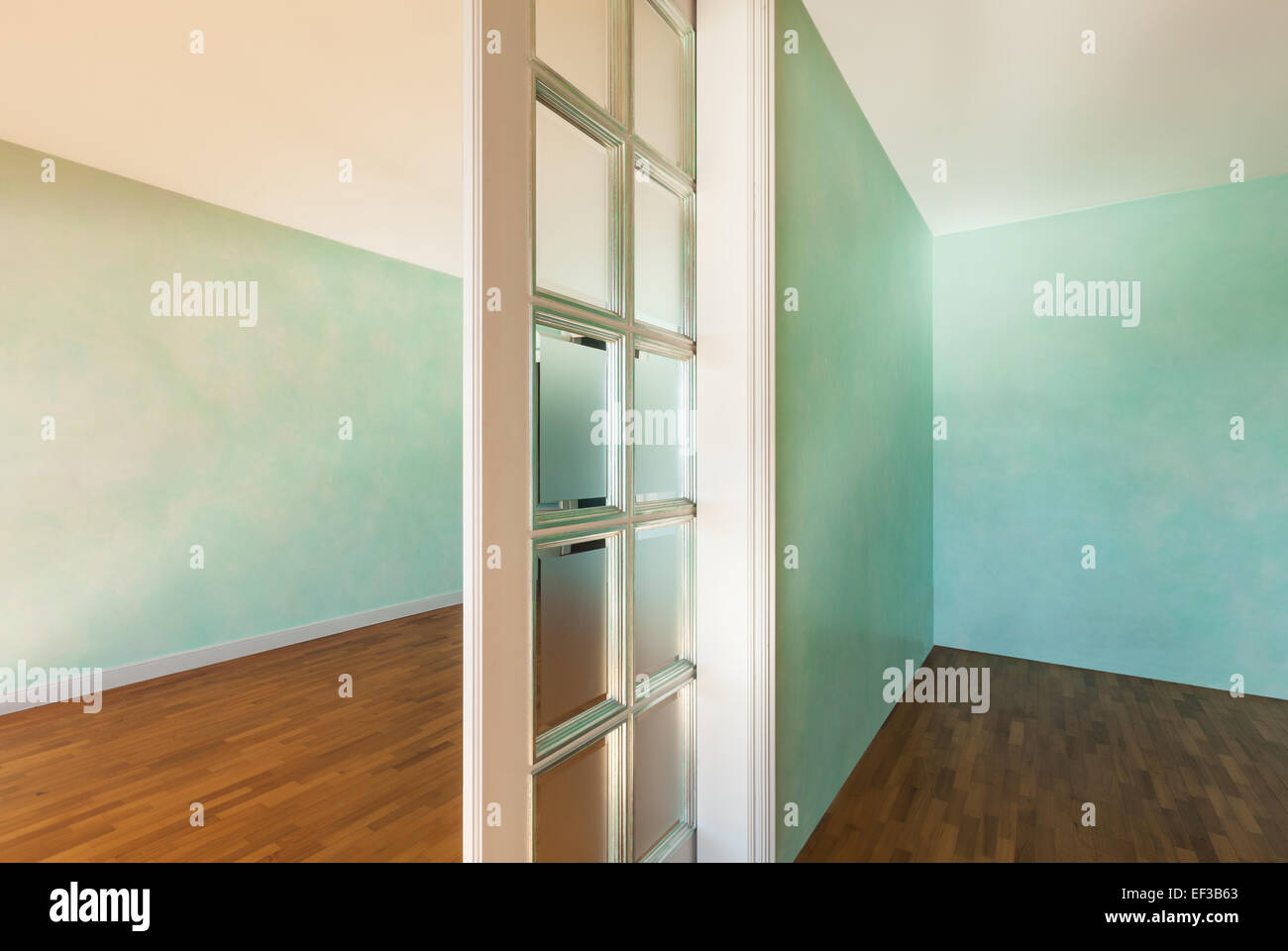 Intérieur, de l'appartement vide en style classique, les chambres avec porte coulissante Banque D'Images