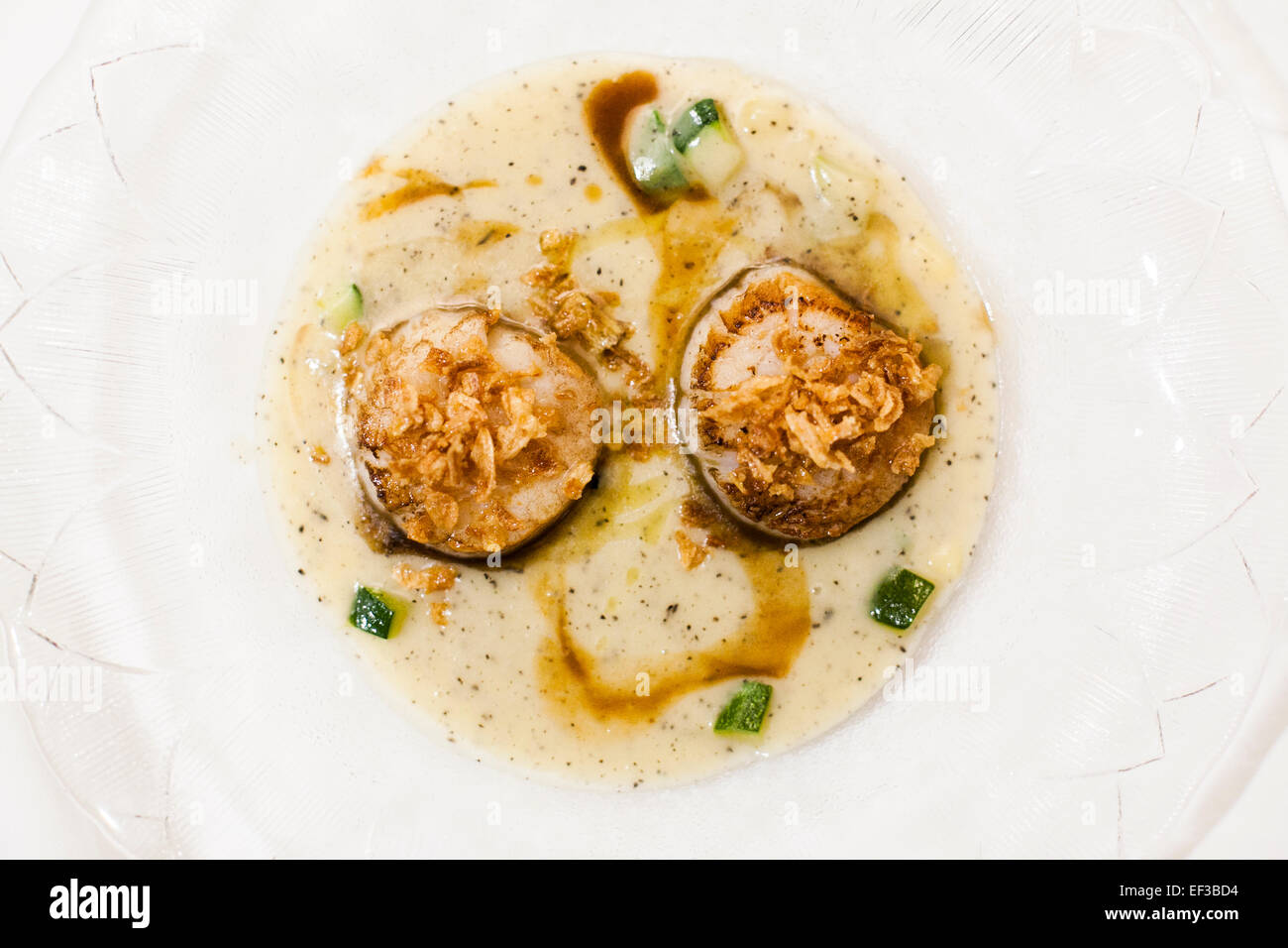 Les pétoncles et les crevettes avec l'huile de truffe et bouillon de riz d'hiver avec des champignons sauvages. Banque D'Images