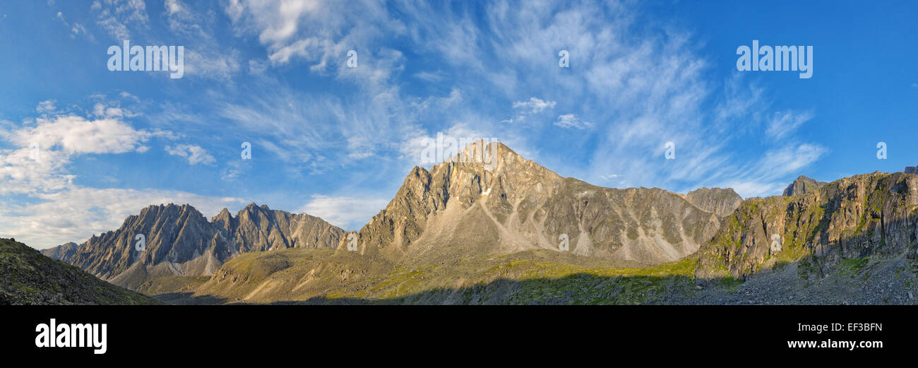 Beau ciel sur les sommets des montagnes en juillet. Sayan de l'Est. La Sibérie Banque D'Images
