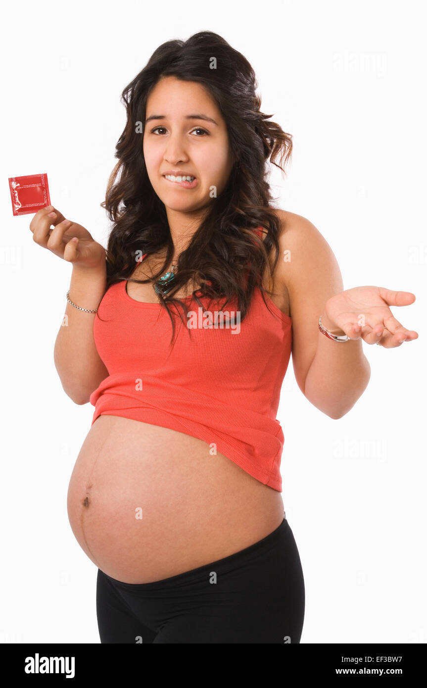 Pregnant woman holding a condom Banque D'Images