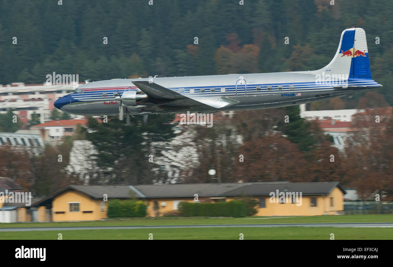 Red Bull Douglas DC-6 à Innsbruck Banque D'Images