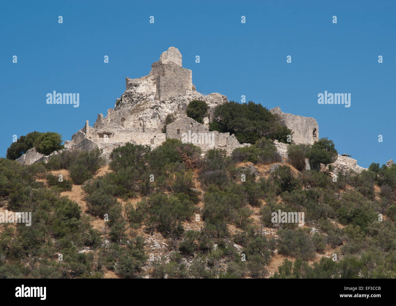 Cette photographie capture le site historique de Rocca San Silvestro, une forteresse médiévale située dans le sud de l'Italie. L'image met en valeur l'architecture imposante de la forteresse et ses environs pittoresques, prise en juillet 2012. Banque D'Images