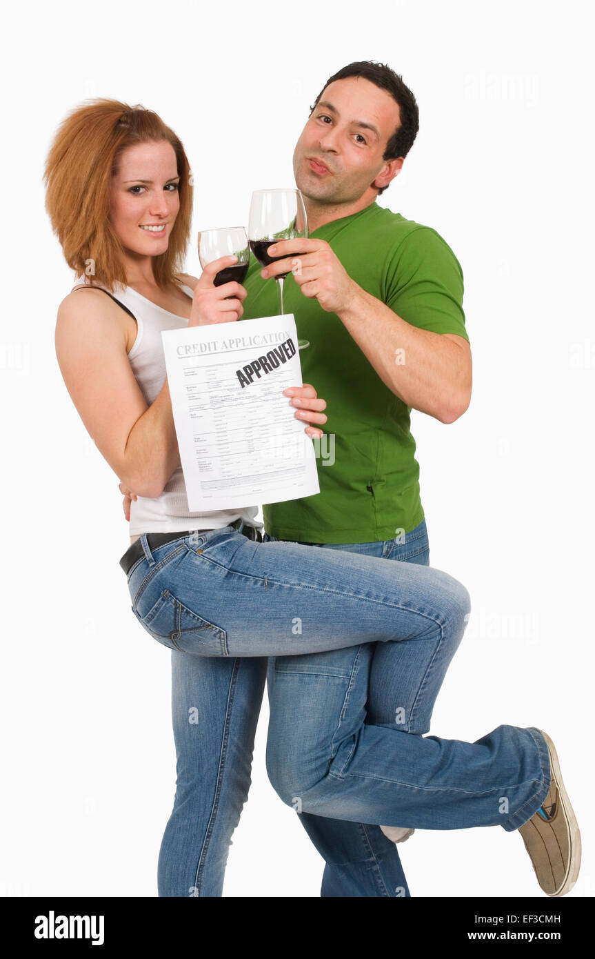 Couples célébrant l'approbation de crédit application Banque D'Images