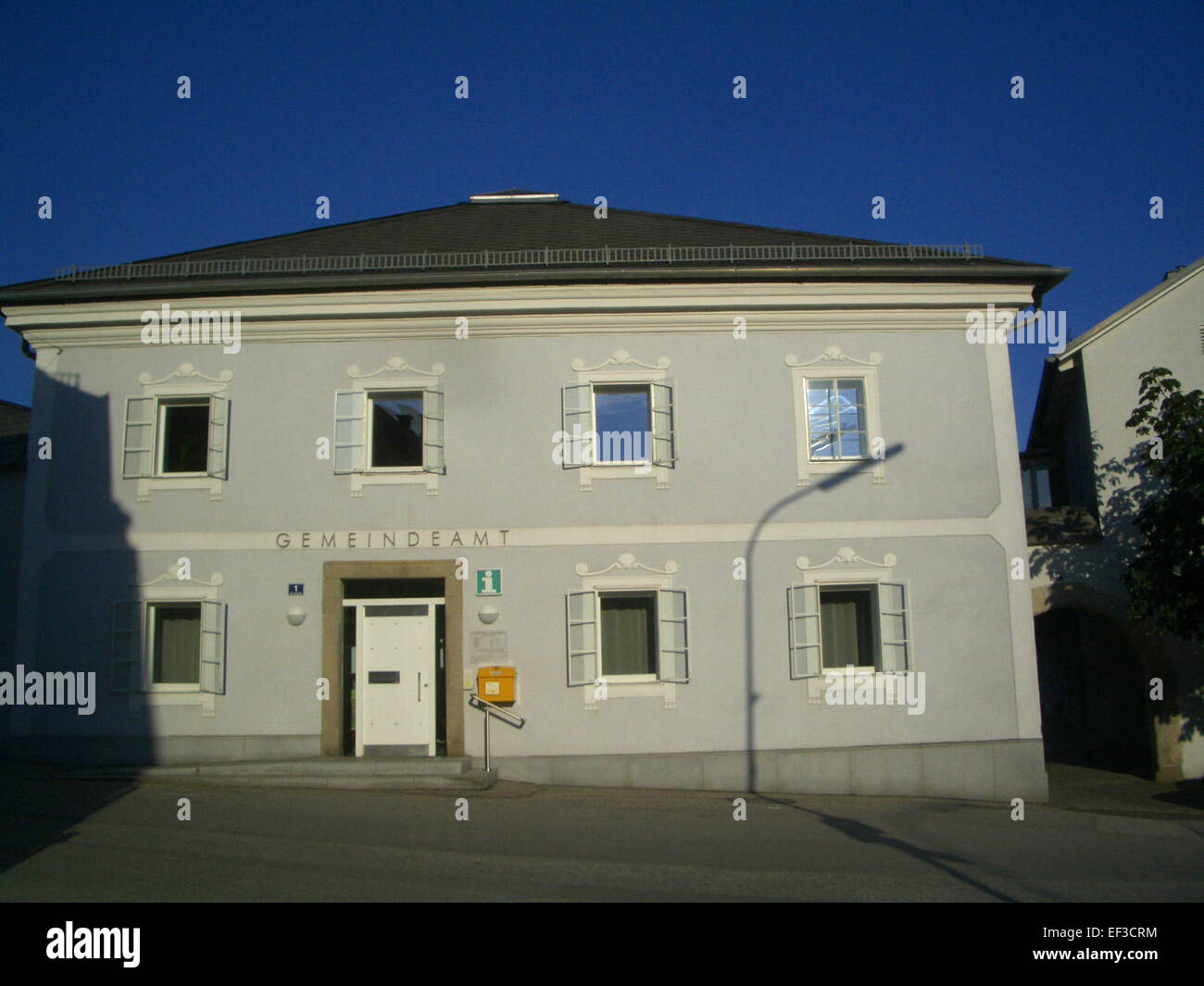 Le Schönau Gemeindeamt est un bâtiment municipal de Schönau, présentant une architecture typique de la région. Cette structure historique sert de centre administratif à la communauté locale. Banque D'Images