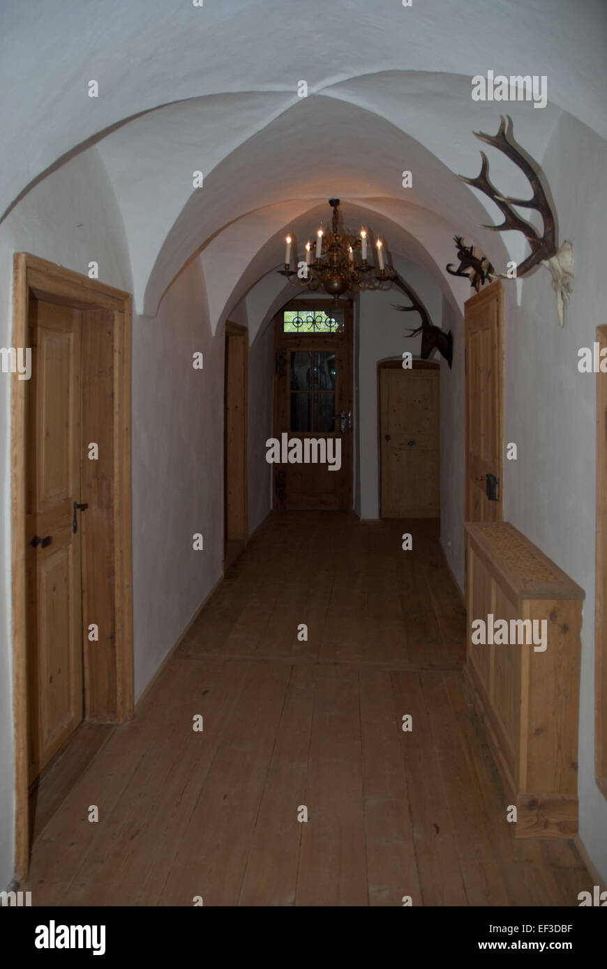 Cette image du château Schloss Aschach montre le couloir au premier étage. Schloss Aschach, situé en Autriche, est connu pour son architecture historique et son cadre pittoresque, offrant un aperçu de la conception des domaines aristocratiques de l'époque médiévale. Banque D'Images Cette image du château Schloss Aschach montre le couloir au premier étage. Schloss Aschach, situé en Autriche, est connu pour son architecture historique et son cadre pittoresque, offrant un aperçu de la conception des domaines aristocratiques de l'époque médiévale. Banque D'Images