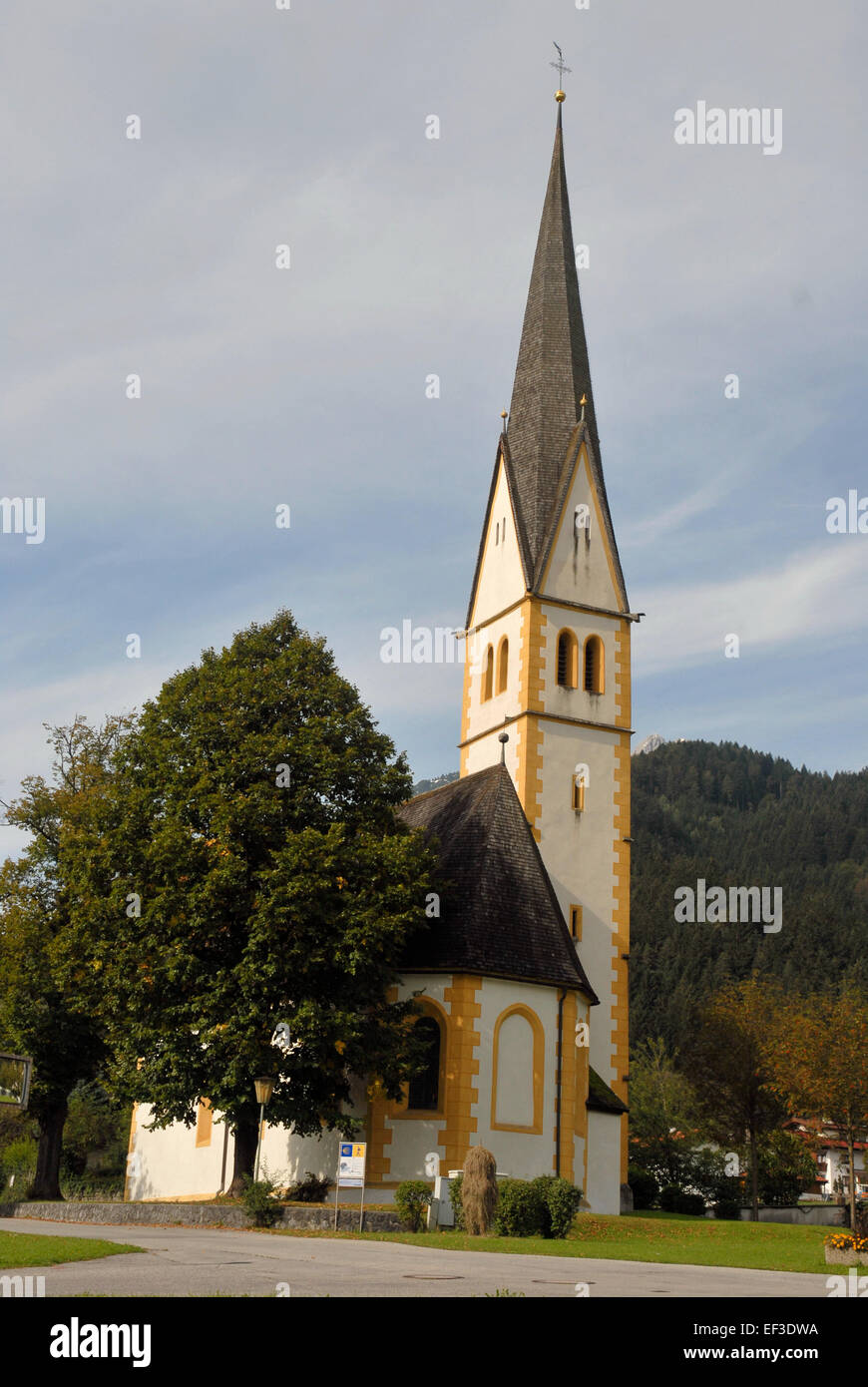 Une vue de la vieille église paroissiale (Alte Pfarrkirche) à Stans, capturée dans une perspective à angle élevé. Le style architectural reflète l'importance historique et le patrimoine religieux de la région. Banque D'Images