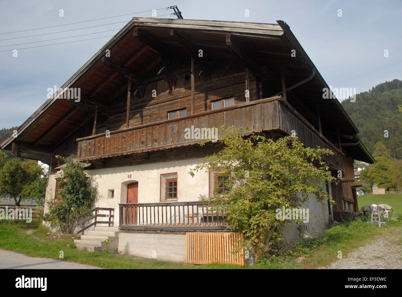 L'image représente le Mesnerhaus de Stans, en Suisse, un bâtiment historique qui servait autrefois de résidence au sacristan local, reflétant le patrimoine culturel suisse et l'architecture traditionnelle. Banque D'Images