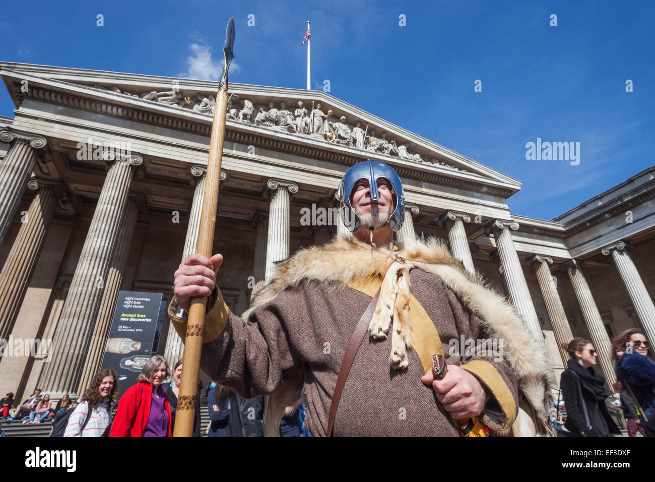 L'Angleterre, Londres, British Museum, personnages habillés en costume anglo-saxons Banque D'Images