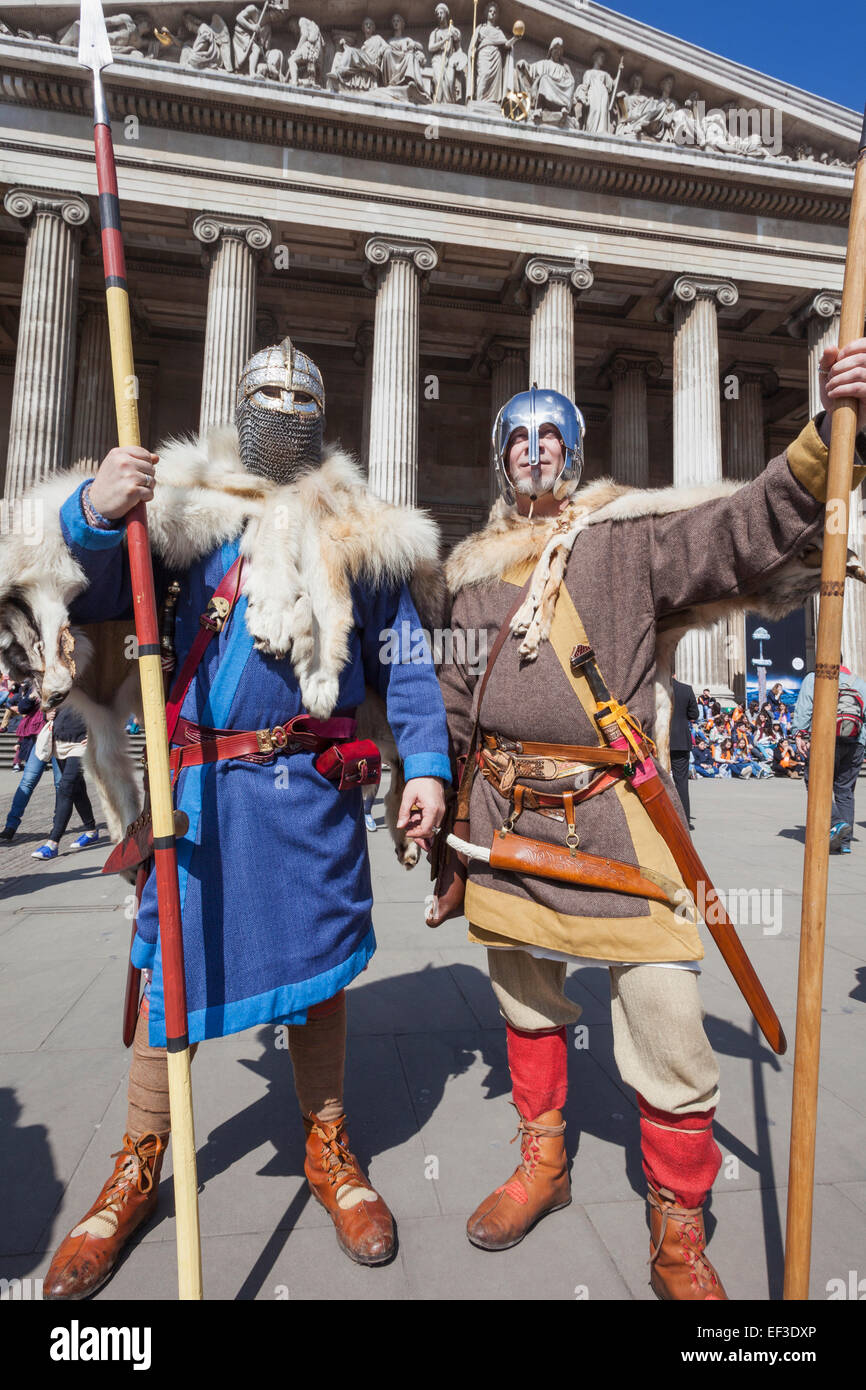 L'Angleterre, Londres, British Museum, personnages habillés en costume anglo-saxons Banque D'Images