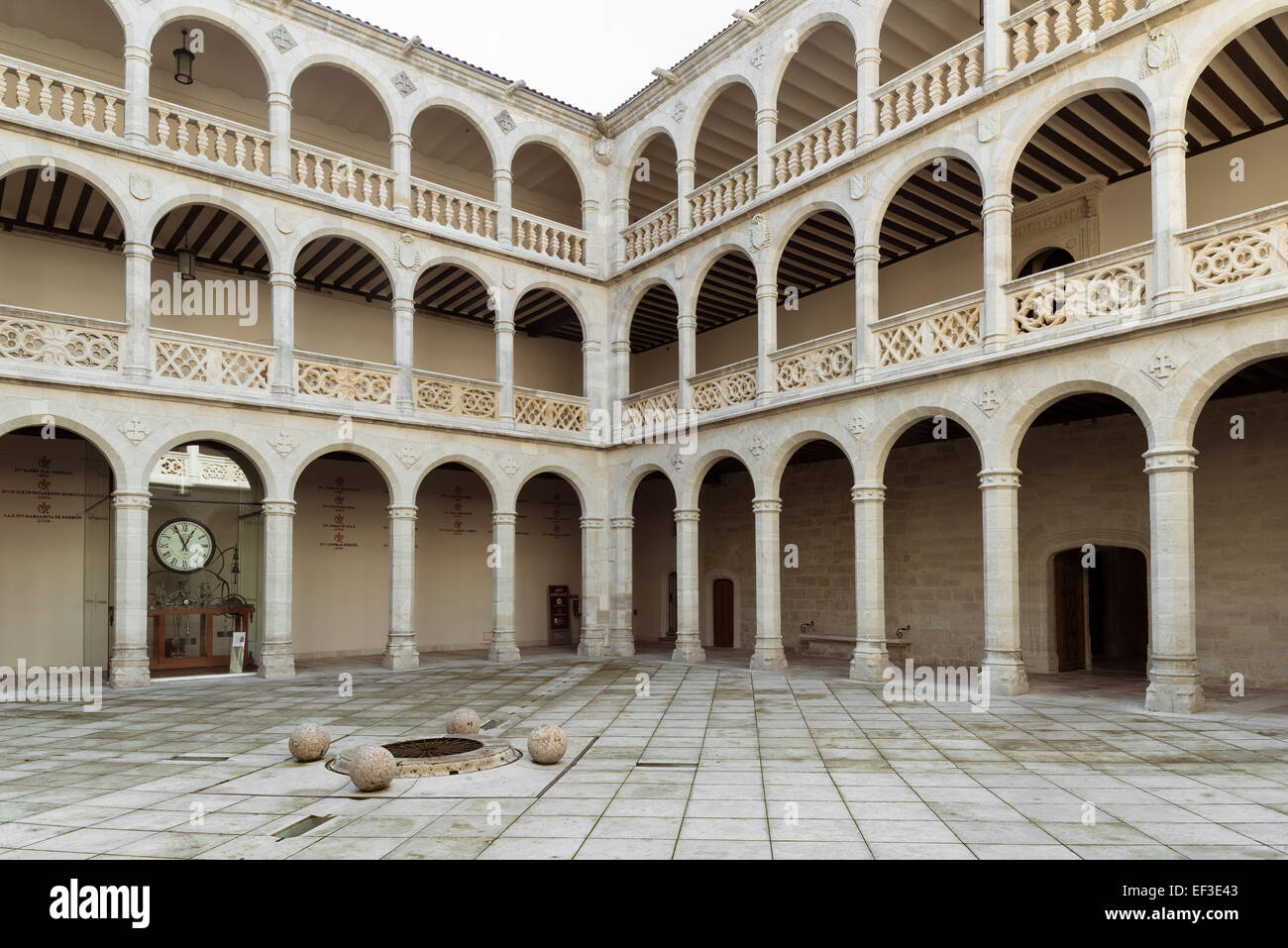 Cour intérieure du palais de Santa Cruz, Valladolid, Castille et Leon, Espagne l'Europe. Banque D'Images