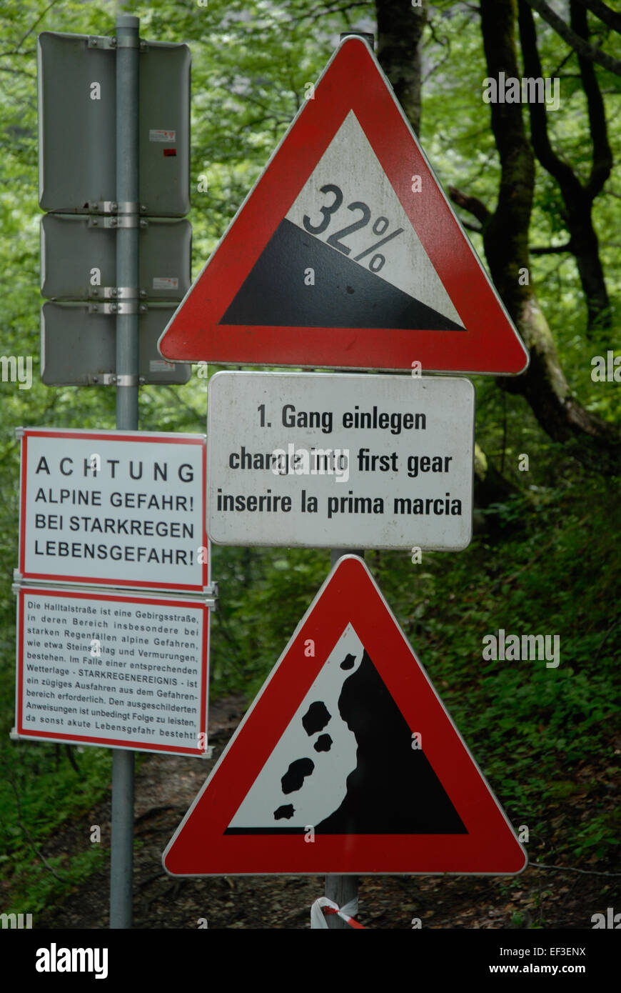 Cette photographie montre un panneau de signalisation dans la région de Halltal, mettant l'accent sur les infrastructures locales et la sécurité routière dans la région montagneuse d'Autriche. L'image met en évidence la conception de l'enseigne et son rôle dans le guidage de la circulation. Banque D'Images