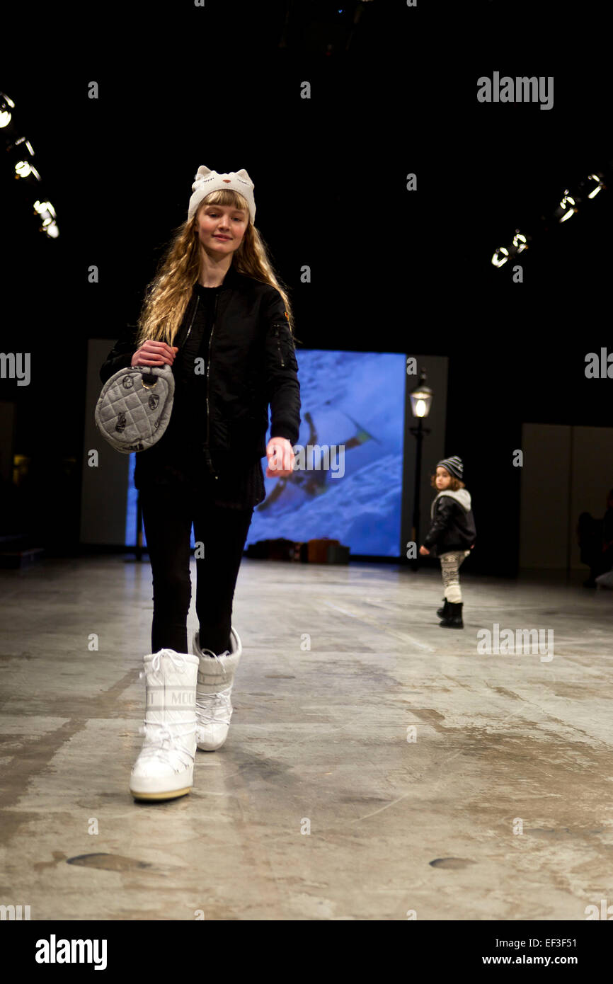 Copenhague, Danemark. 26 janvier, 2015. Kids présente l'automne/hiver fashion porte à cette semaines copenhagen international fashion fair. Ici Betty porte : robe en maille sèche'N Dry, Jeans jeans TRS, BLOUSON Scott, poignées en Mp, HAT Emile et Ida, BOOTS moon boots, SAC Soft Gallery Crédit : OJPHOTOS/Alamy Live News Banque D'Images