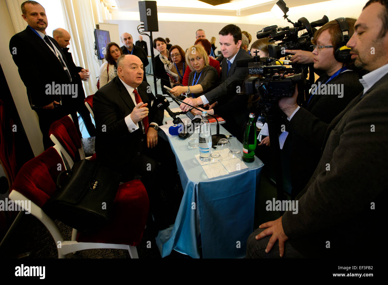 Prague, République tchèque. 26 janvier, 2015. Le président du Congrès juif européen Moshe Kantor parle avec les médias après une conférence de presse avant le forum international Let my people live ! Sur la croissance de l'antisémitisme et l'extrémisme au château de Prague à Prague, République tchèque, le 26 janvier 2015. © Michal Kamaryt/CTK Photo/Alamy Live News Banque D'Images