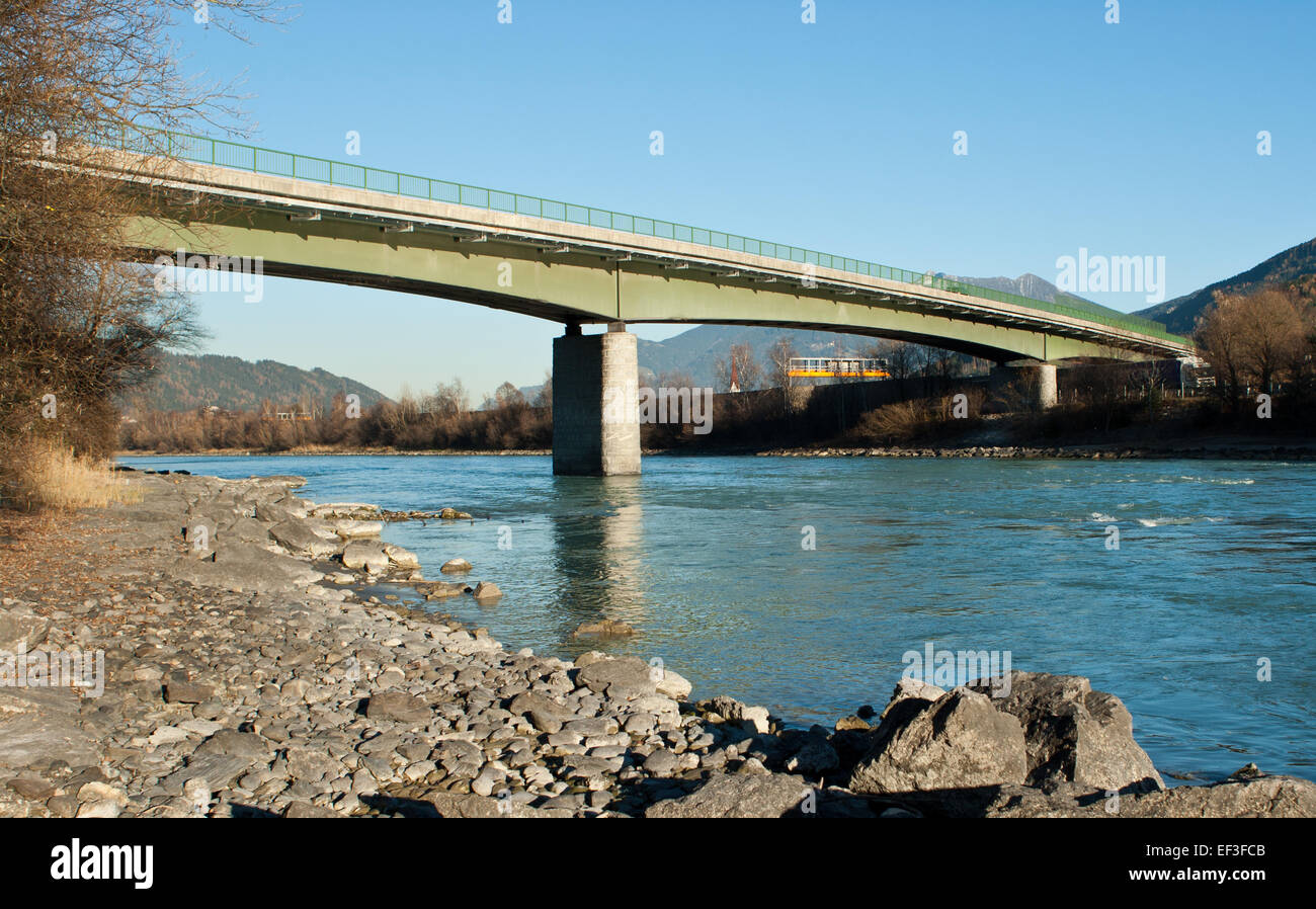 Volderer Innbrücke est un pont historique en Autriche connu pour son design distinctif. Cette structure relie deux zones de l'autre côté d'une voie navigable, mettant en valeur l'architecture classique des ponts européens. Banque D'Images