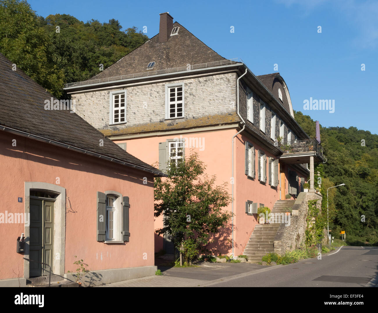 Le Waldecksches Jagdschloss, ou Waldeck Hunting Lodge, est un bâtiment historique situé en Allemagne. L'architecture et le paysage forestier environnant dans cette œuvre d'art reflètent sa fonction de pavillon de chasse royal au XVIIe siècle. Banque D'Images