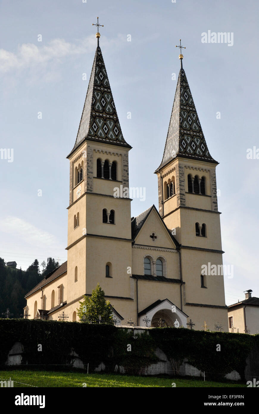 'Weerberg Neue Kirche von Nordosten' représente la nouvelle église de Weerberg, en Autriche, vue du nord-est. Cette pièce architecturale reflète le design traditionnel des églises autrichiennes tout en mettant en valeur l'évolution de l'architecture religieuse dans la région. L'œuvre est un mélange d'histoire locale, de culture et de beauté architecturale. Banque D'Images
