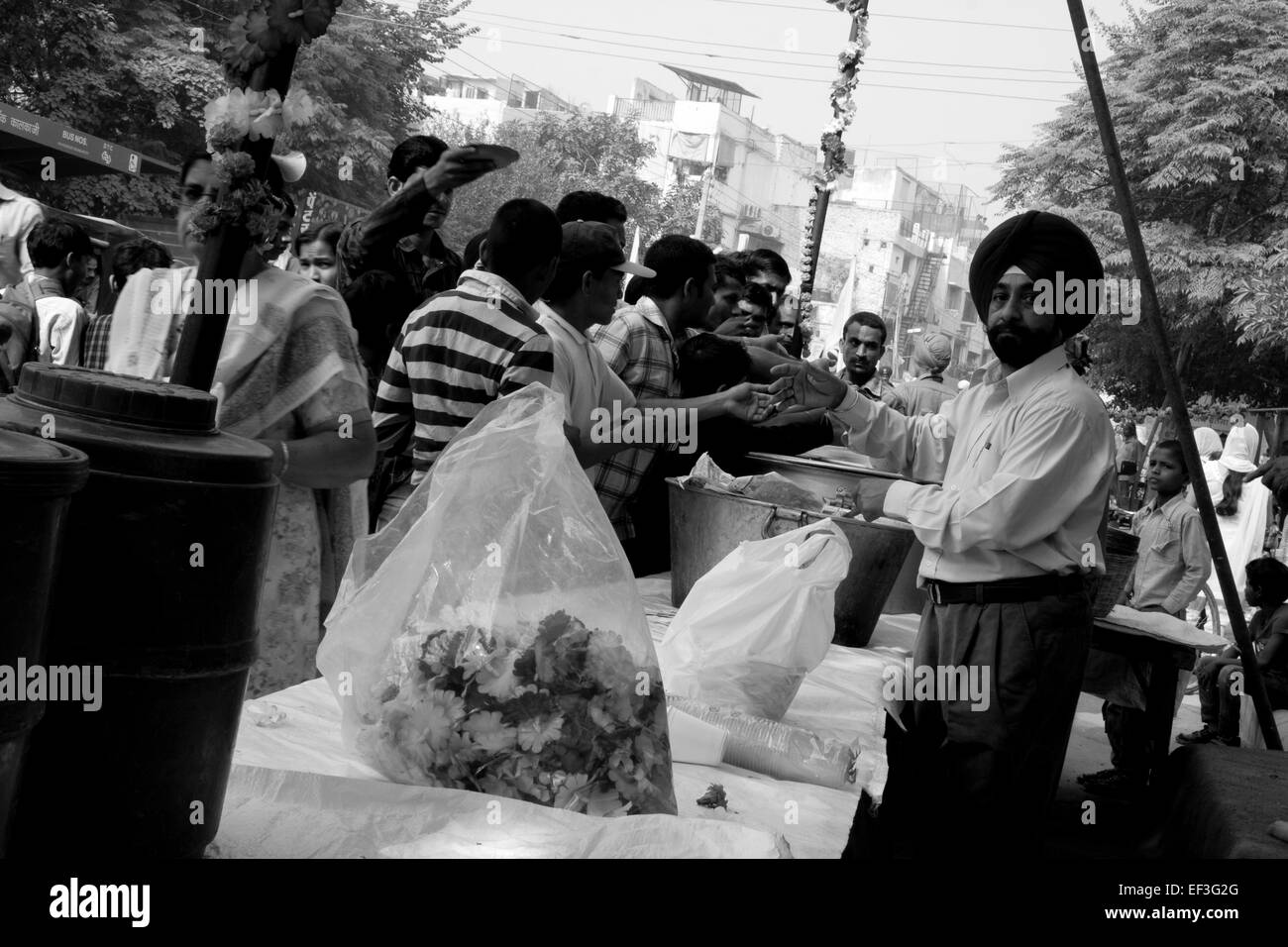 New Delhi, Inde - le 19 novembre 2011 : les gens célébrant Sikh Guru Nanak naissance avec un défilé de rue et de la distribution alimentaire Banque D'Images