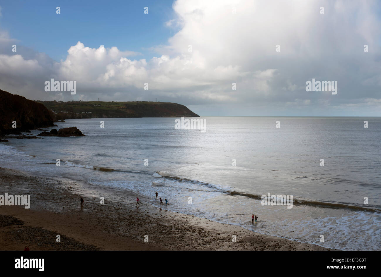 Personnes jouant sur la plage, dans le village de Tresaith, Ceredigion, dans l'ouest du pays de Galles. Banque D'Images