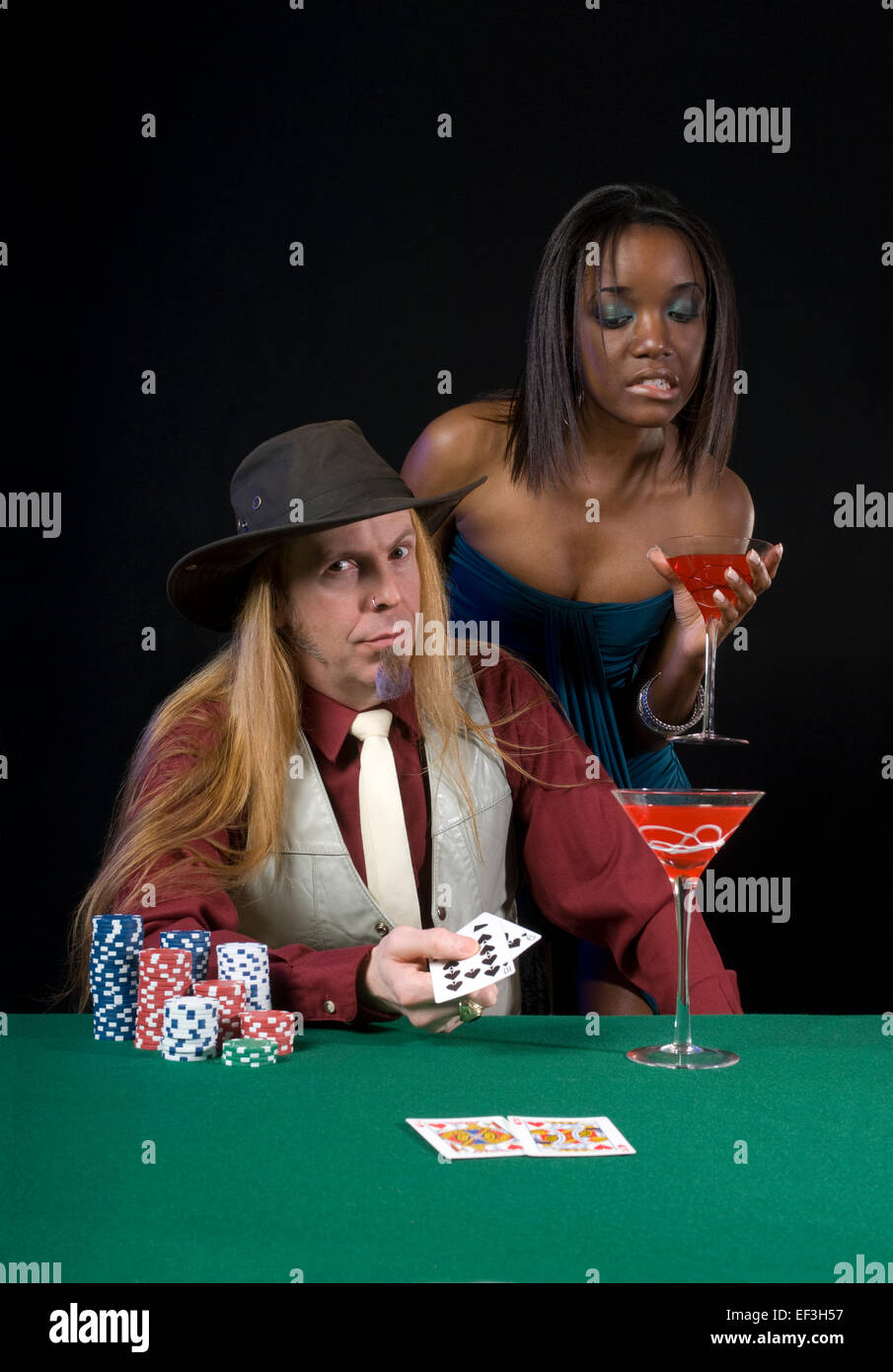 Femme à la cartes du joueur au poker Banque D'Images