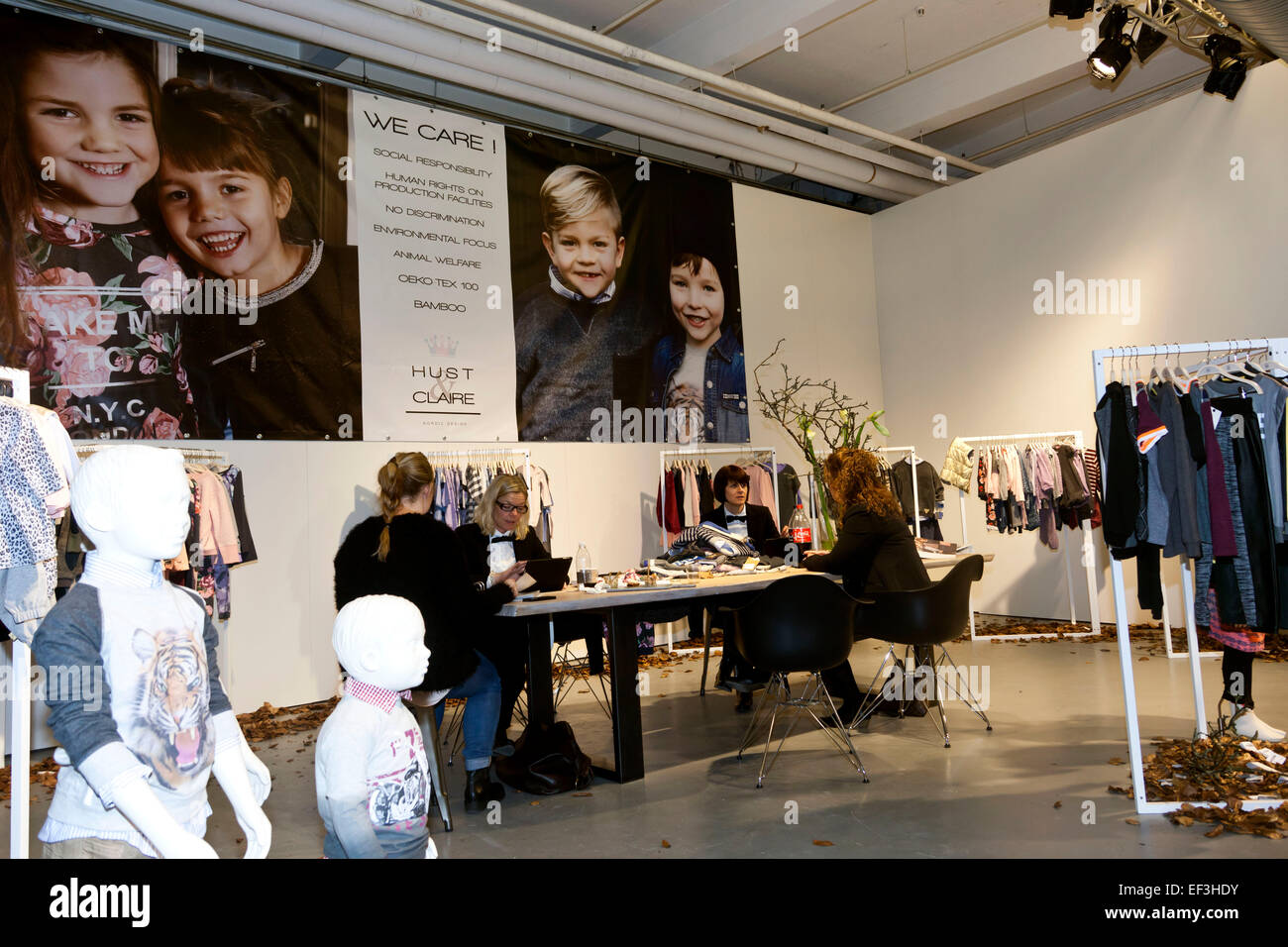 Copenhague, Danemark. 26 janvier, 2015. HUST&CLAIRE stand à copenhagen international fashion fair pour les enfants. Leur responsabilité sociale des entreprises - RSE - est une place importante sur leur stand. La société se présente comme le seul mode de fabrication, dans la Scandinavie certifié SA 8000. Les droits de l'homme le niveau de l'usine (le produits alimentaires dans l'Extrême-Orient), aucune discrimination, axées sur l'environnement et du bien-être des animaux sont certaines de leurs valeurs fondamentales. Credit : OJPHOTOS/Alamy Live News Banque D'Images