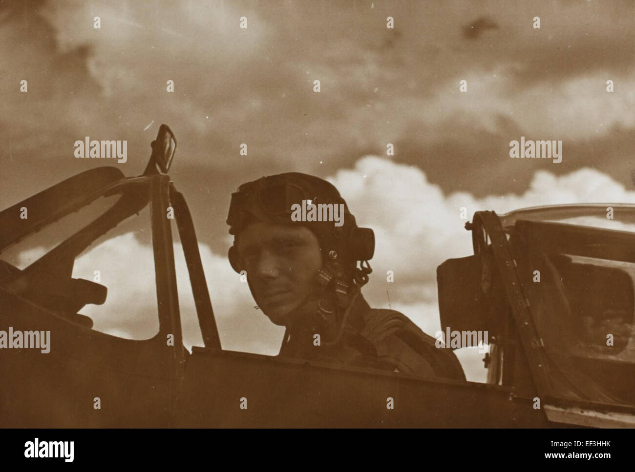La collection George Peck photo 161 présente une vue dans le cockpit d'un Supermarine Spitfire, mettant en évidence la verrière emblématique de l'avion et le casque de vol porté par l'aviateur. Le Spitfire était un avion de chasse clé pendant la seconde Guerre mondiale, connu pour sa maniabilité et son rôle dans la bataille d'Angleterre. Banque D'Images
