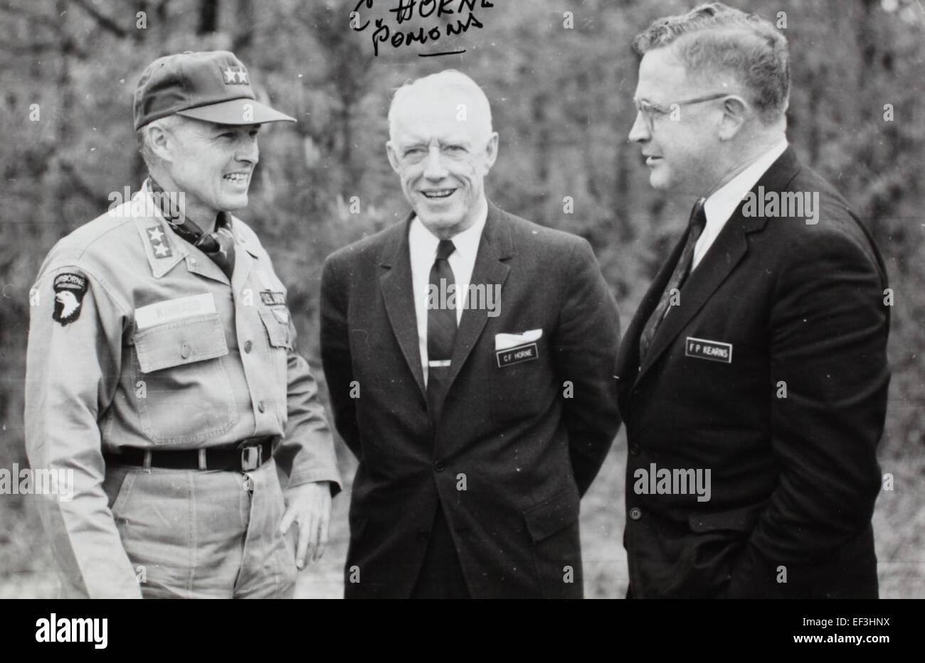 Cette image de la collection Joseph Famme présente les avions de chasse Convair F-102 et F-106, mettant en valeur ces avions militaires de pointe utilisés pendant la Guerre froide. Les jets sont reconnus pour leur vitesse et leur rôle dans la défense nationale. Banque D'Images