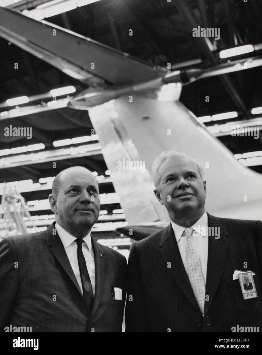 Cette image de la collection Joseph Famme présente un Convair F-102 Delta Dagger et un F-106 Delta Dart, tous deux des avions emblématiques de l'United States Air Force. Le F-102 était un intercepteur supersonique, tandis que le F-106 servait d'intercepteur à longue portée. Les deux avions ont joué un rôle critique pendant la guerre froide. Banque D'Images