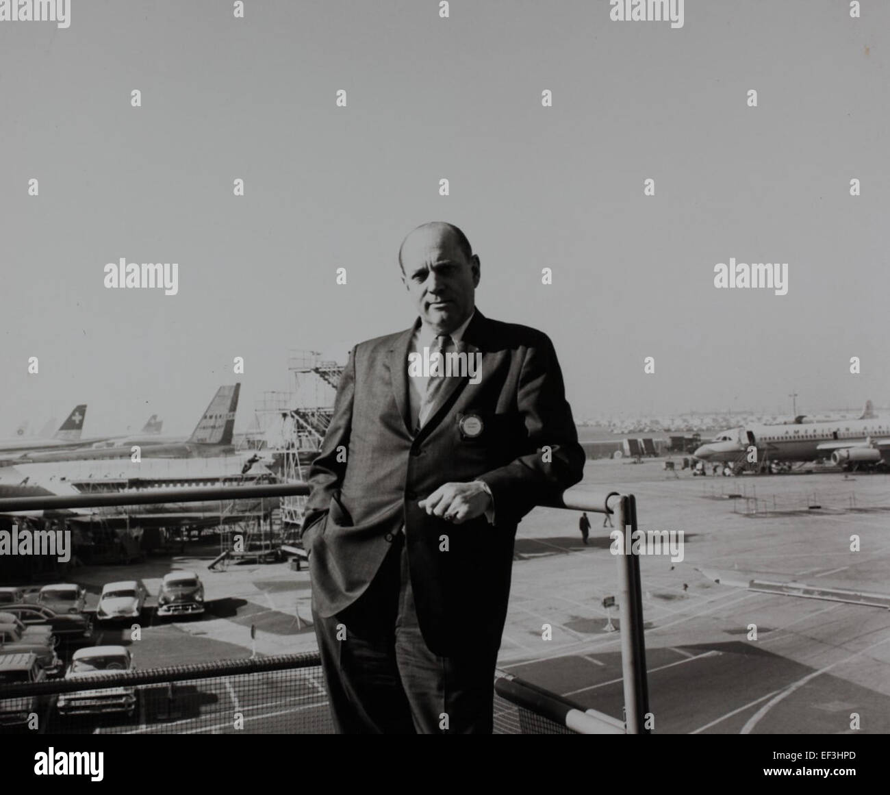 Cette image de la collection Joseph Famme présente les avions de chasse Convair F-102 et F-106, modèles d'avions clés utilisés par l'United States Air Force. Ces avions ont été conçus pour des missions de défense aérienne pendant la Guerre froide, mettant en valeur l'aérodynamique avancée et la technologie militaire de l'époque. Banque D'Images