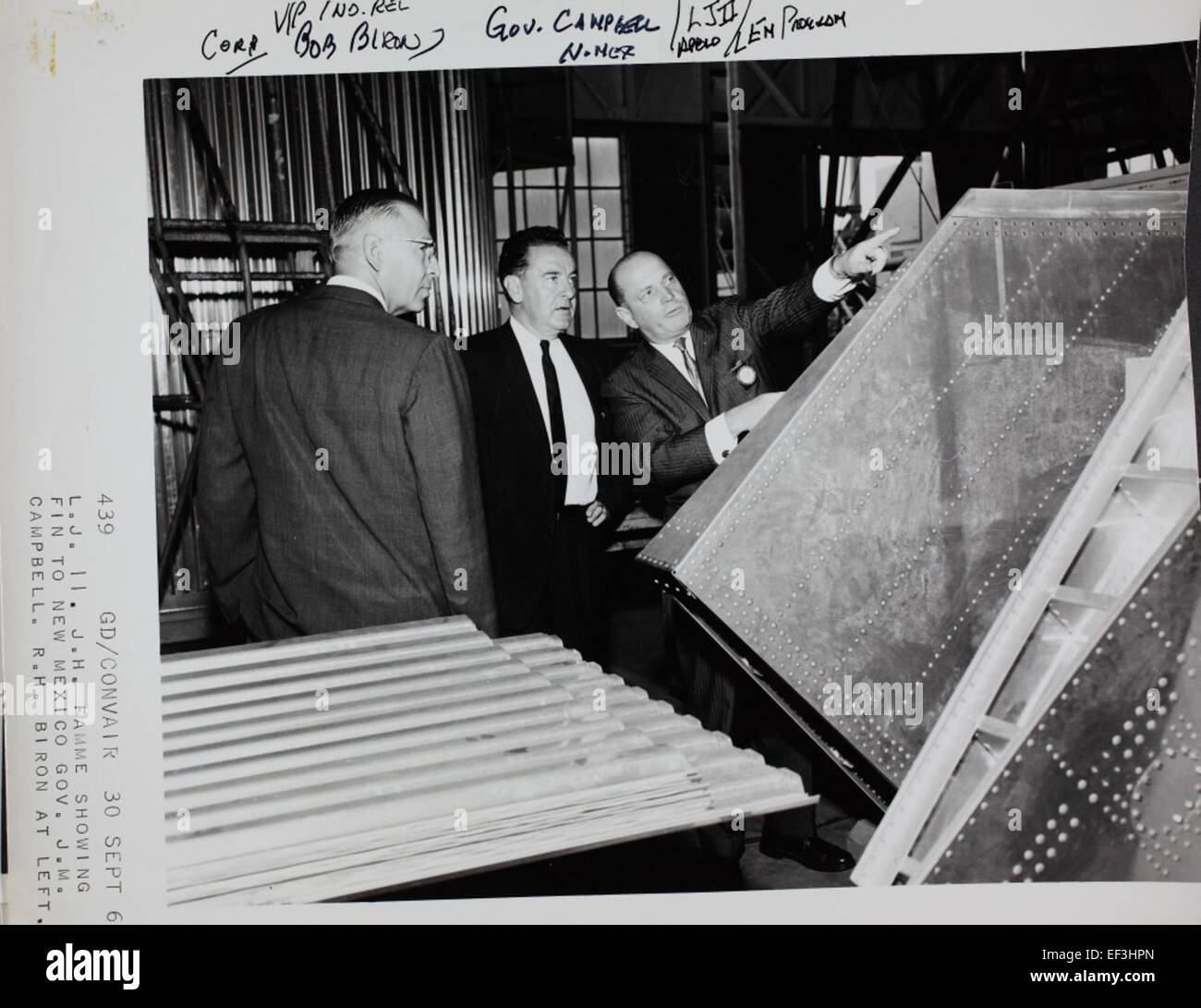 Cette image de la collection Joseph Famme montre les chasseurs Convair F-102 et F-106. Ces avions ont été importants dans l'histoire militaire américaine pendant la Guerre froide, connus pour leur rôle dans la défense aérienne. Banque D'Images