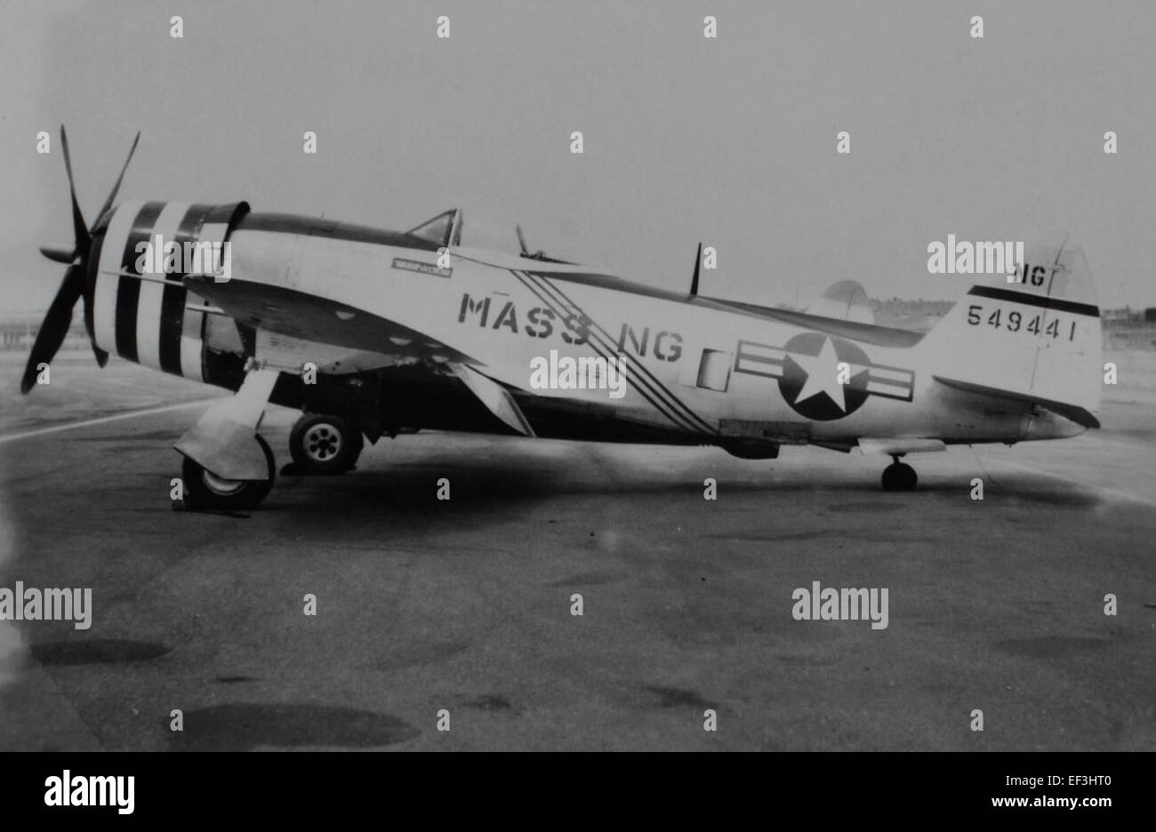 Cette image montre un Republic P-47D Thunderbolt, avec le numéro d'immatriculation 45-49441, utilisé par la 101e division aéroportée pendant la guerre mondiale IIe. Le Thunderbolt était un avion de chasse américain de premier plan pendant la guerre. Banque D'Images