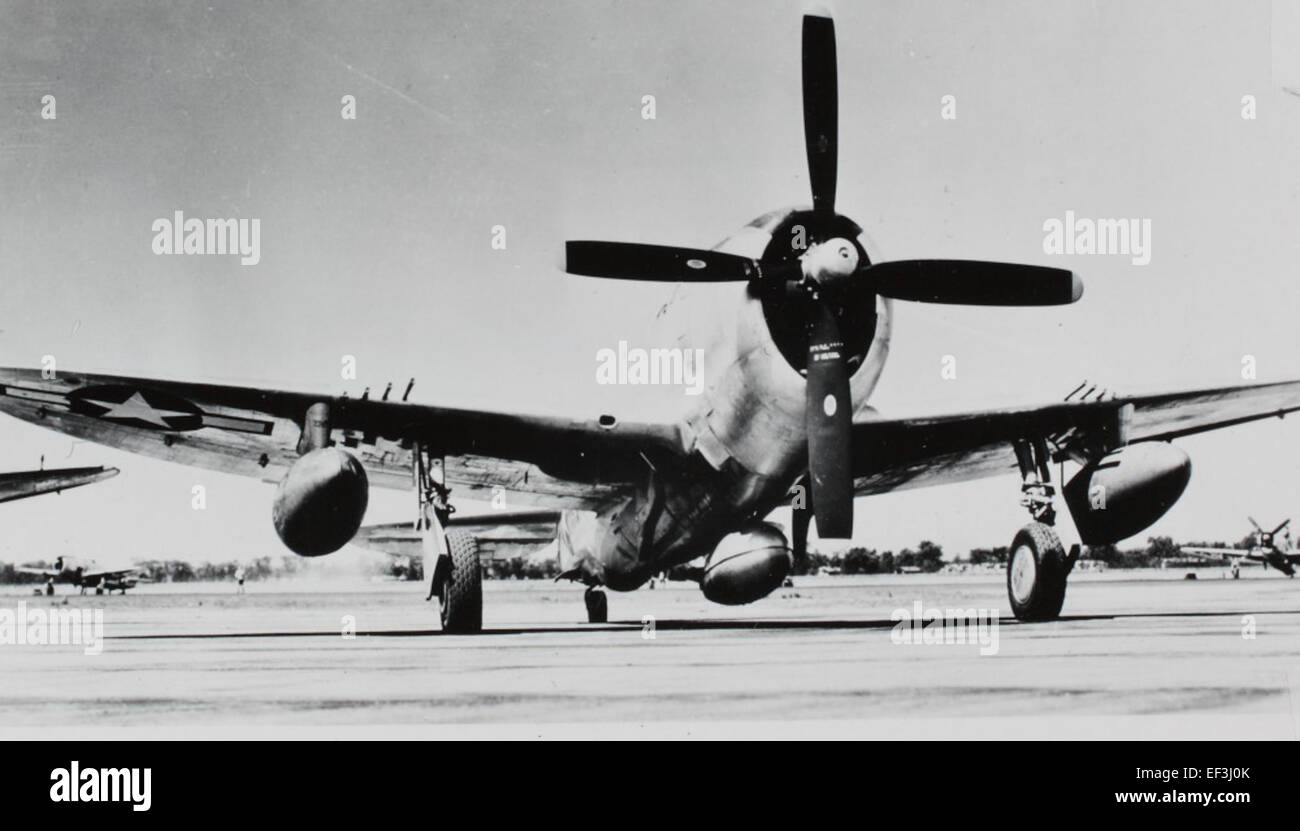 Le Republic YP-47M Thunderbolt, une variante du P-47, est montré équipé de pylônes sous les ailes pour la fixation des armes, mettant en valeur sa conception militaire. Banque D'Images