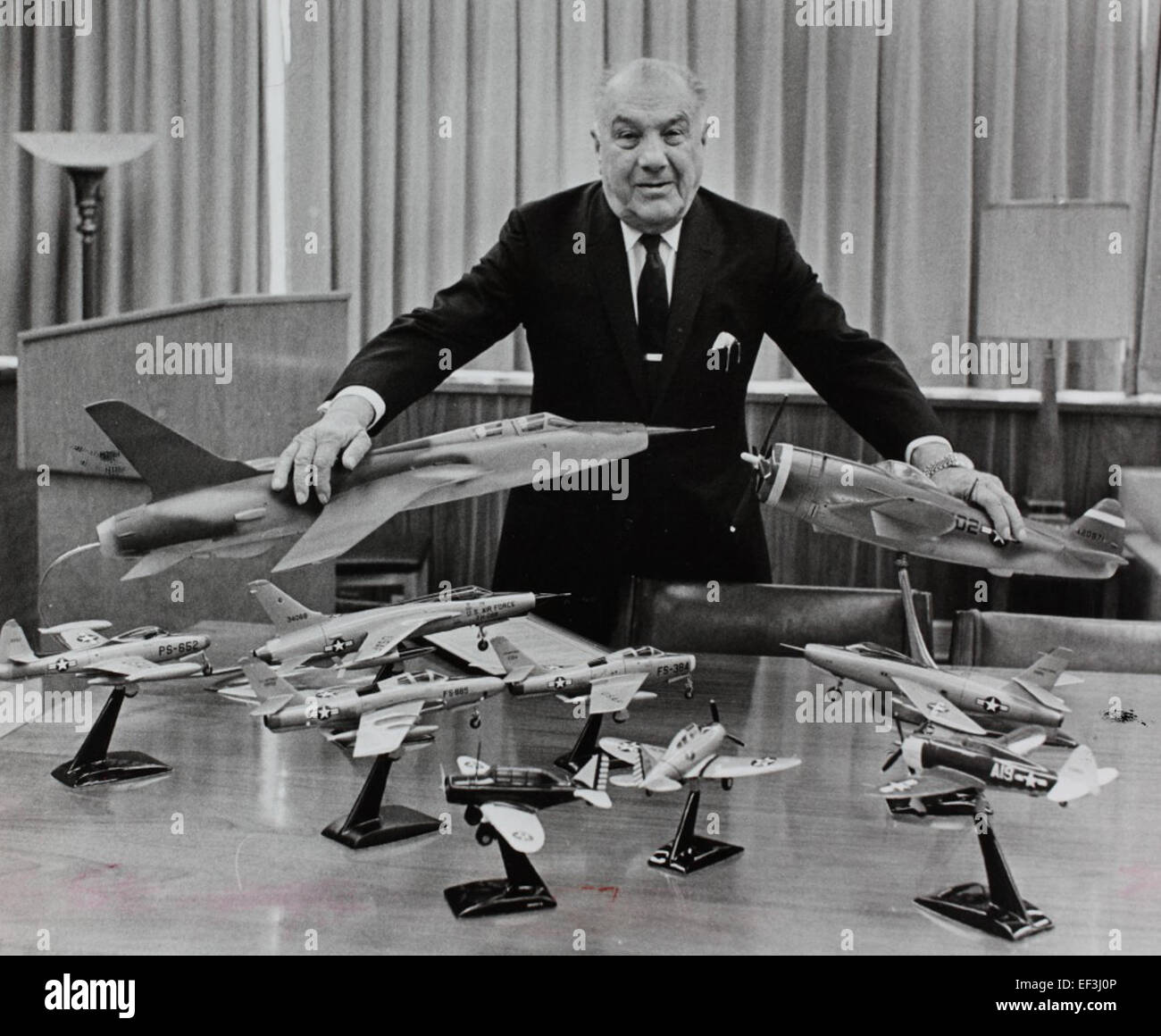 Alexander Kartveli était un concepteur d'avions pionnier et ingénieur en chef chez Republic Aviation. Il a joué un rôle clé dans le développement d'avions légendaires tels que le P-47 Thunderbolt et le F-105 Thunderchief. Banque D'Images