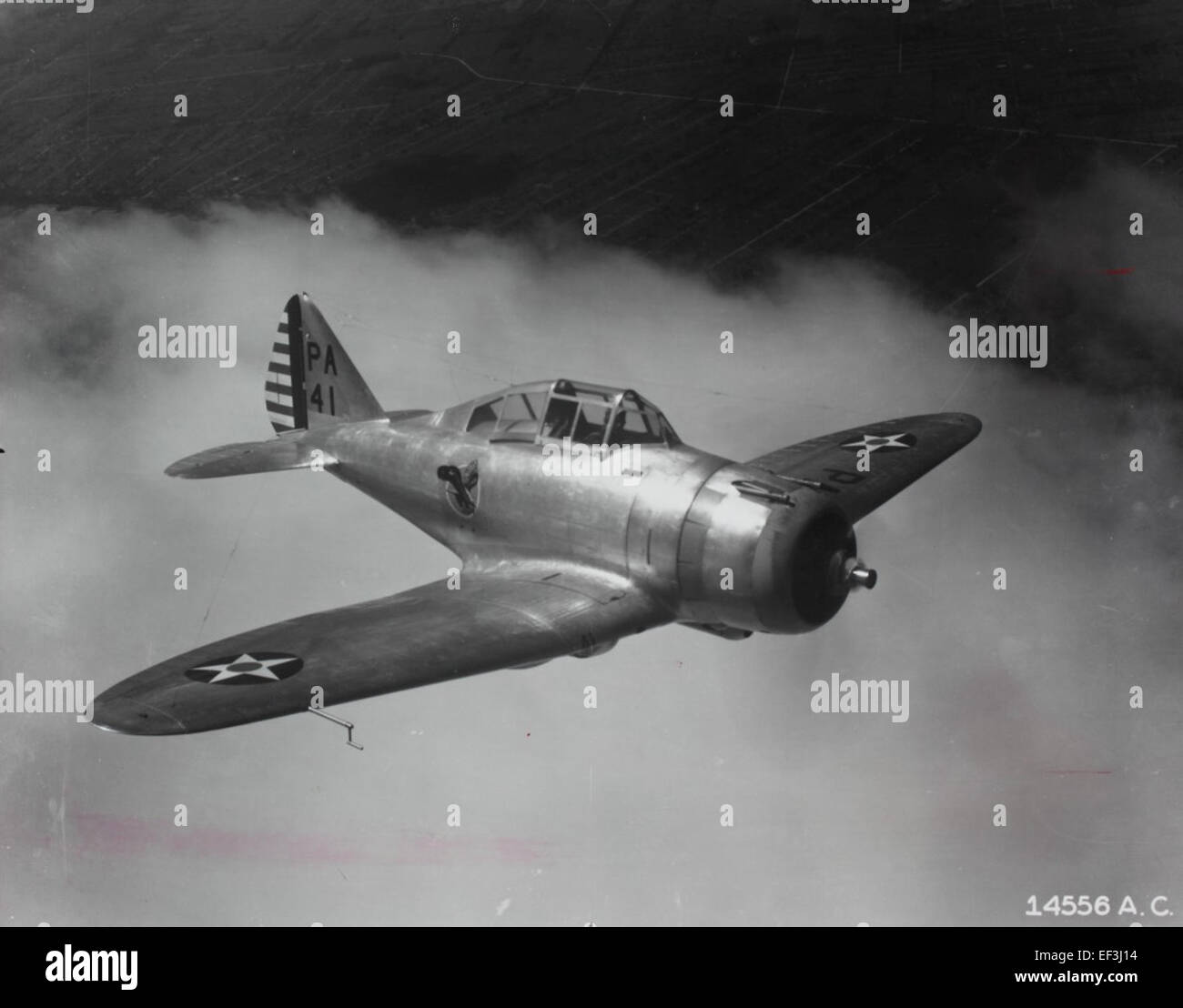 Le Seversky P-35 (également connu sous le nom de Republic P-35) était un chasseur américain utilisé à la fin des années 1930 Cette image capture l'avion en vol, mettant en valeur son design aérodynamique et ses capacités militaires. Le dessin détaillé met en évidence la structure et les caractéristiques de l'avion. Banque D'Images